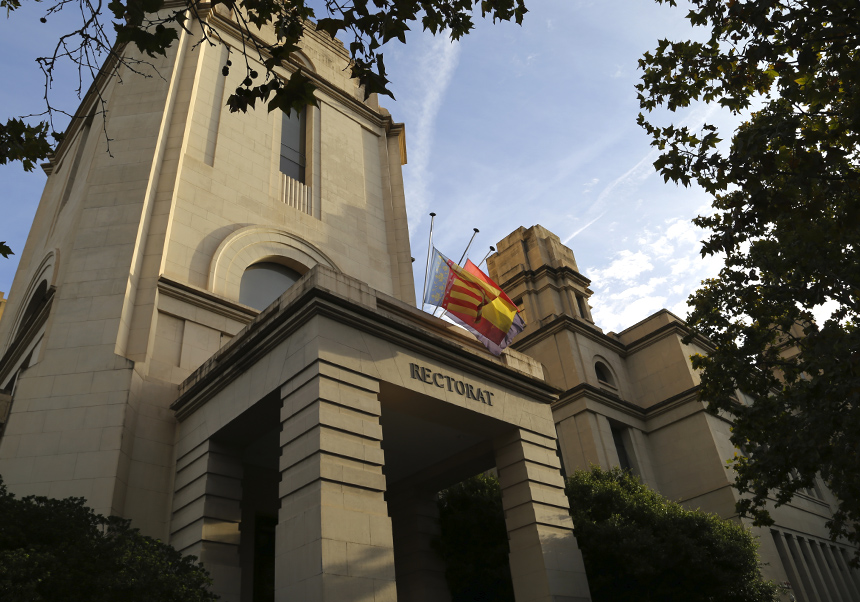 Banderes a mig pal en el Rectorat de la Universitat de València