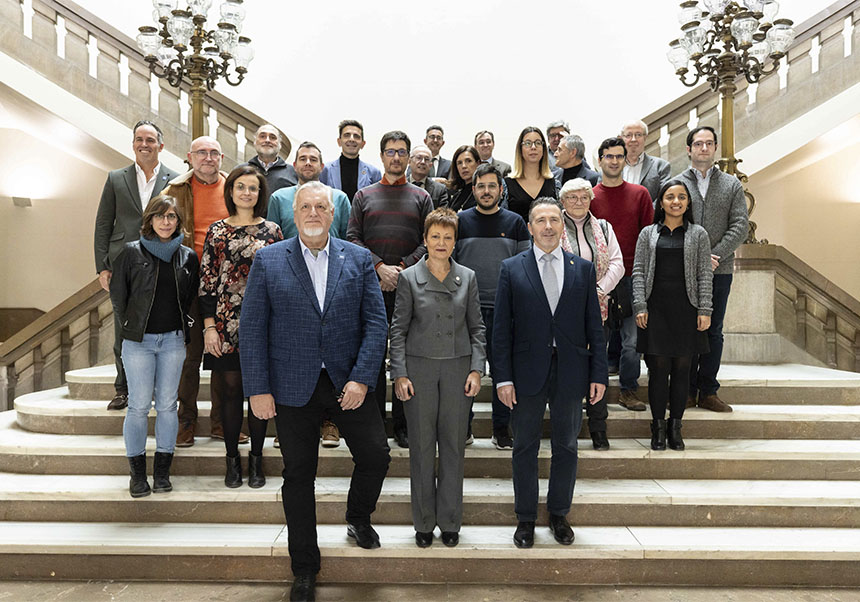 Signants del conveni a l'escala de l'edifici de Rectorat de la UV