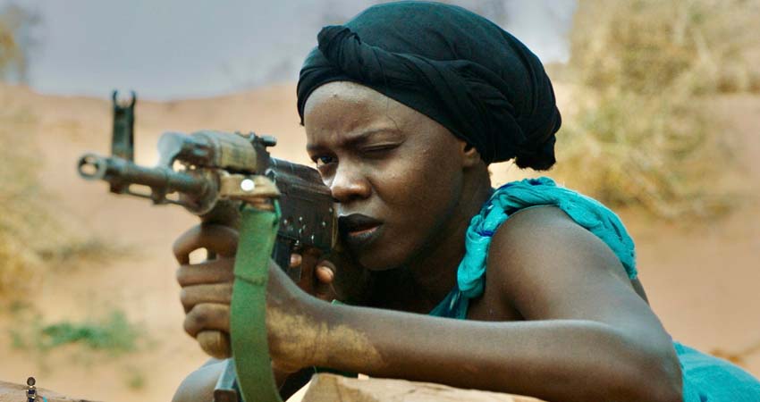 una mujer apuntando con un fusil