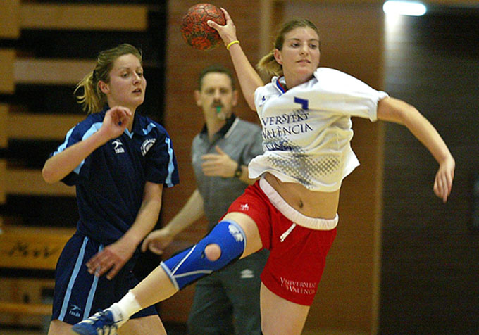 Una imatge d'arxiu d'un partit d'handbol femení.