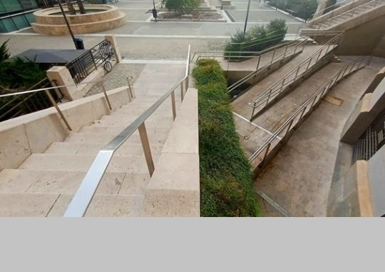 Escales i rampa d'accés a l'edifici de Rectorat