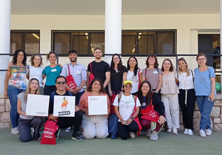Els participants en el taller experiencial 'outdoor' amb les orientadores d'UVocupació.
