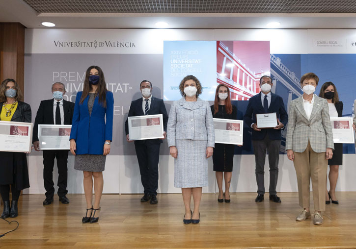 Imagen de los premiados y las autoridades presentes.