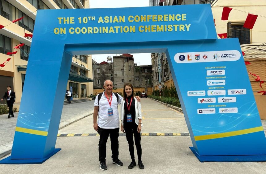 LOS PROFESORES CARLOS J. GÓMEZ Y SAMIA BENMANSOUR SOUILAMAS EN LA 10ª CONFERENCIA ASIÁTICA SOBRE QUÍMICA DE COORDINACIÓN EN HANÓI, VIETNAM