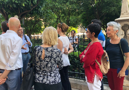 El grup del taller 'València ODS' visita el jardí de la Generalitat Valenciana.