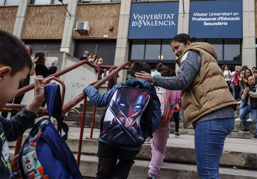 Alumnat accedint a les noves instalacions