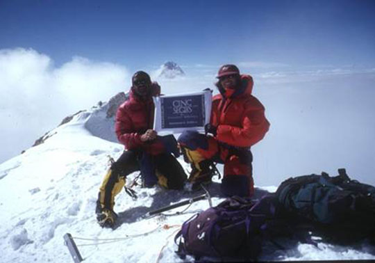 Carlos Tudela i Rosa Real, al cim del Gasherbrum II.