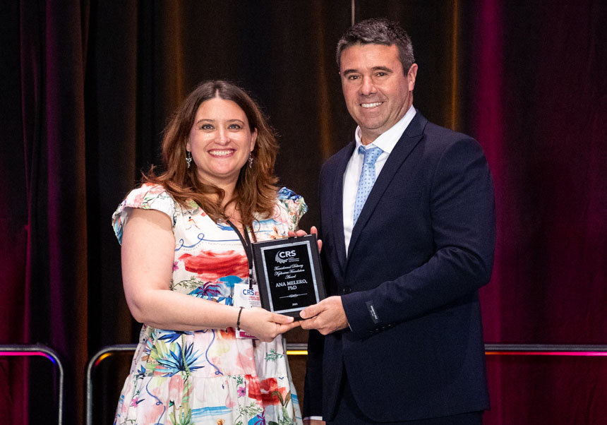 Ana Melero recibiendo el premio. Foto: Controlled Release Society.