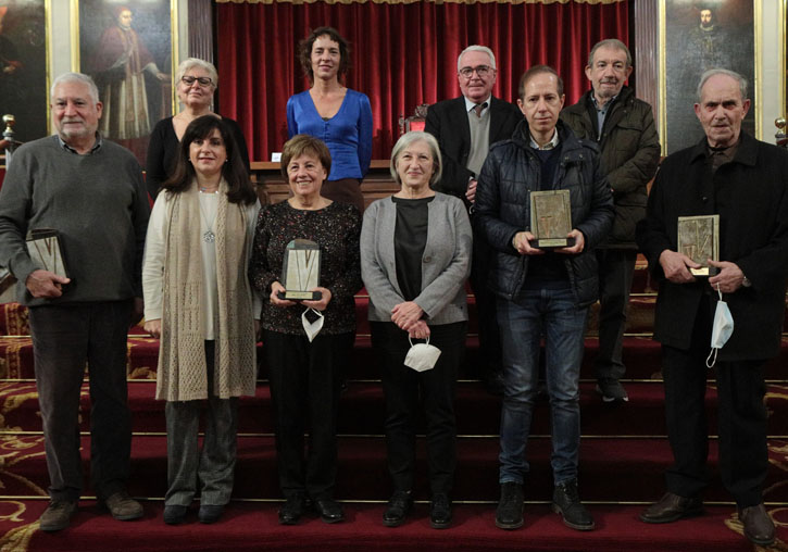 Imatge dels premiats, la vicerectora Isabel Vázquez, i els autors de les 'laudatio'.
