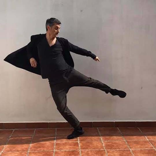 Toni Aparici danzando