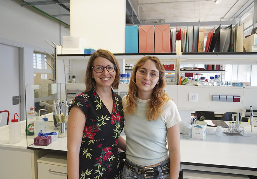 De izquierda a derecha: las investigadoras del I2SysBio Maria Džunková y Dafne Porcel.