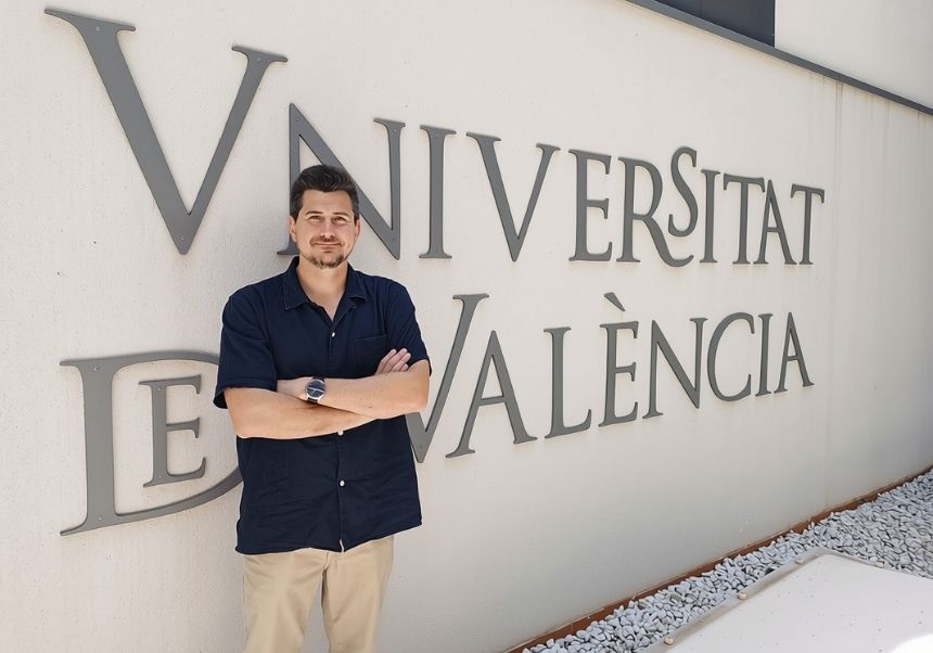 El nou director del CIG, David Quixal, posa davant el mur del Centre on es llig Universitat de València