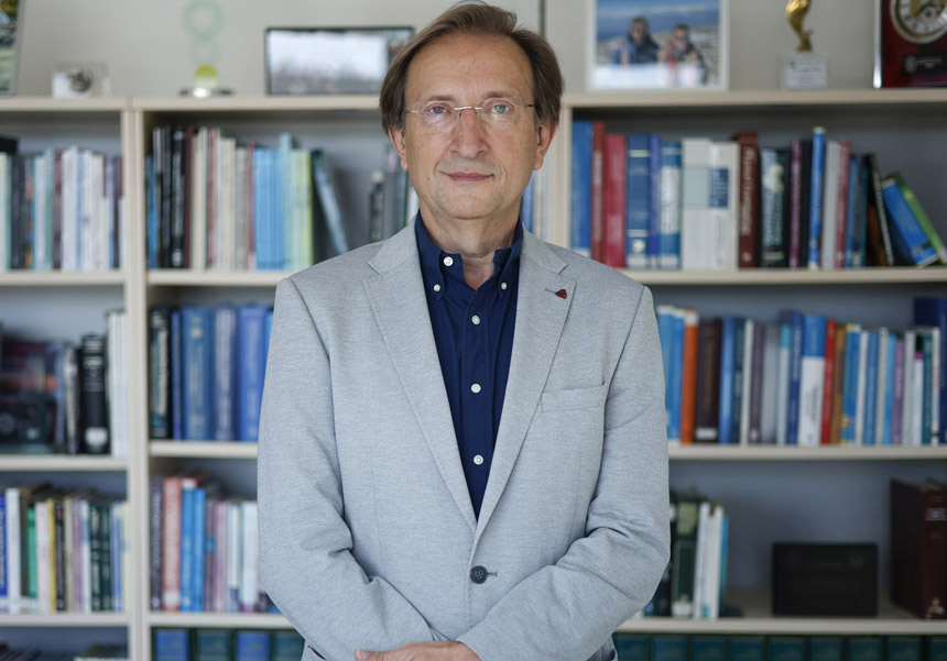 Carlos Simón, professor of Obstetrics and Gynaecology of the Universitat de València.