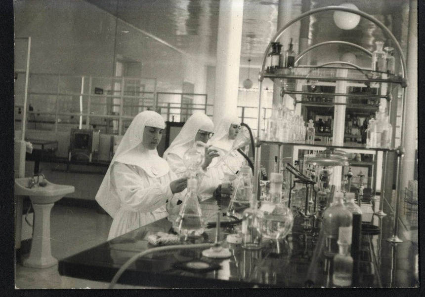 Las hermanas Herrero, Vallverdú y Garatachea trabajando en el banco de análisis bioquímico del laboratorio en 1960. Imaten del Fondo Fotográfico de Fontilles, Archivo de la Diputación de Alicante.