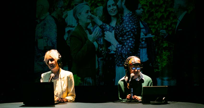 Dos personas en un escenario delante de un ordenador