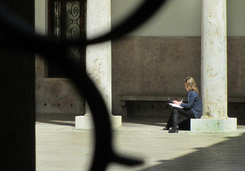 Una mujer en el Claustro de La Nau.