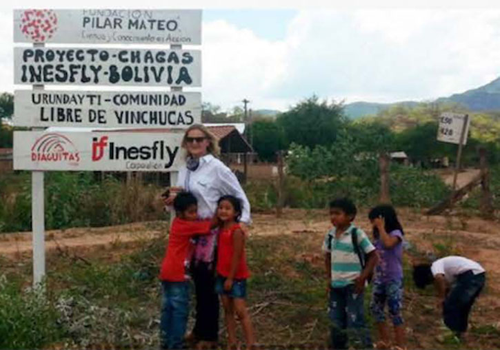 Pilar Mateo, amb menors d'una zona desfavorida.