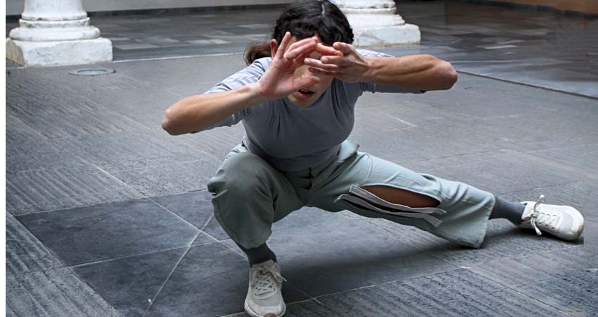 Una mujer danzando