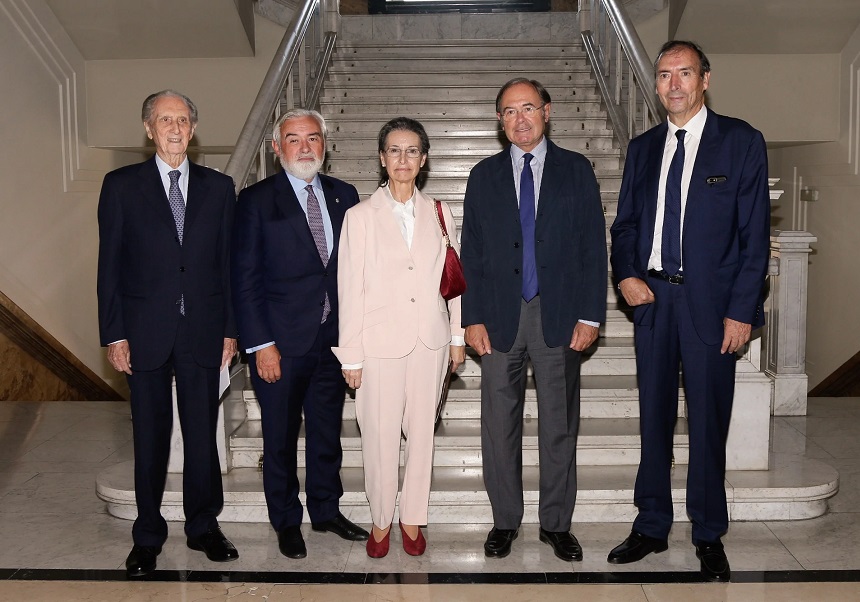 Echenique amb els responsables del Senat i la RAE