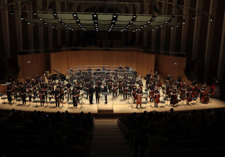 L'Orquestra Filharmònica de la Universitat de València i els seus tres directors, a Les Arts en el 25é aniversari. Foto: Eduardo Alapont.