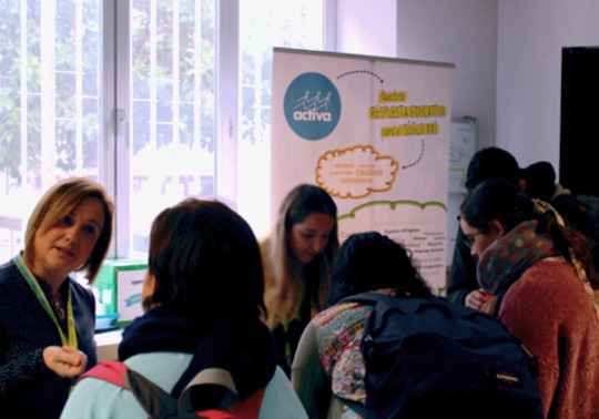 Estudiantes en lo stands del Foro de Filologia