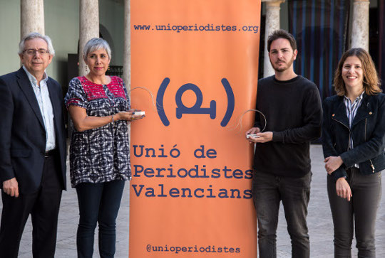 El vicerrector Antonio Ariño con los galardonados y la presidenta de la Unió, Noa de la Torre.