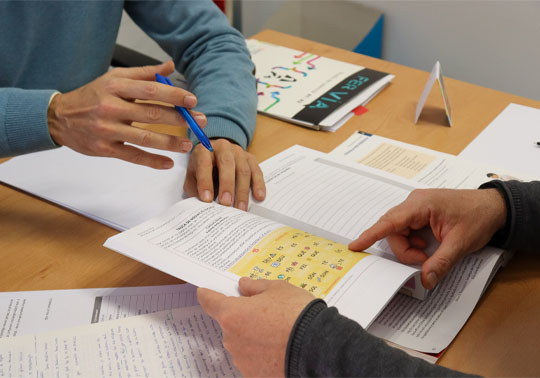 La taula del tècnic del CAL amb el material d'una tutoria de valencià.