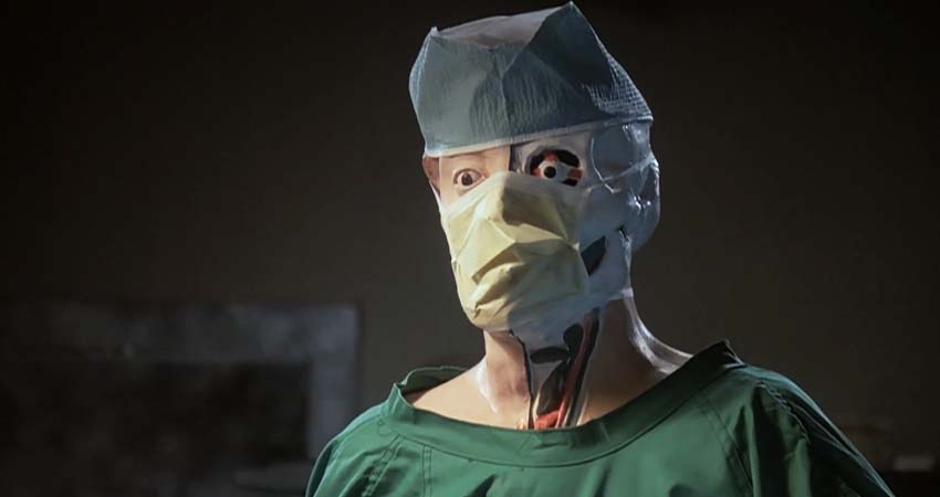 Imagen de un hombre vestido de médico desfigurado