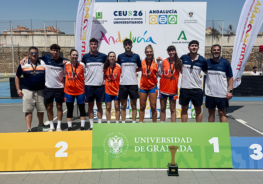 equip de bàsquet amb el trofeu