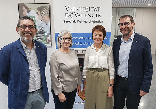 La rectora M. Vicenta Mestre y la vicerrectora Isabel Vázquez visitan el Servei de Política Lingüística.