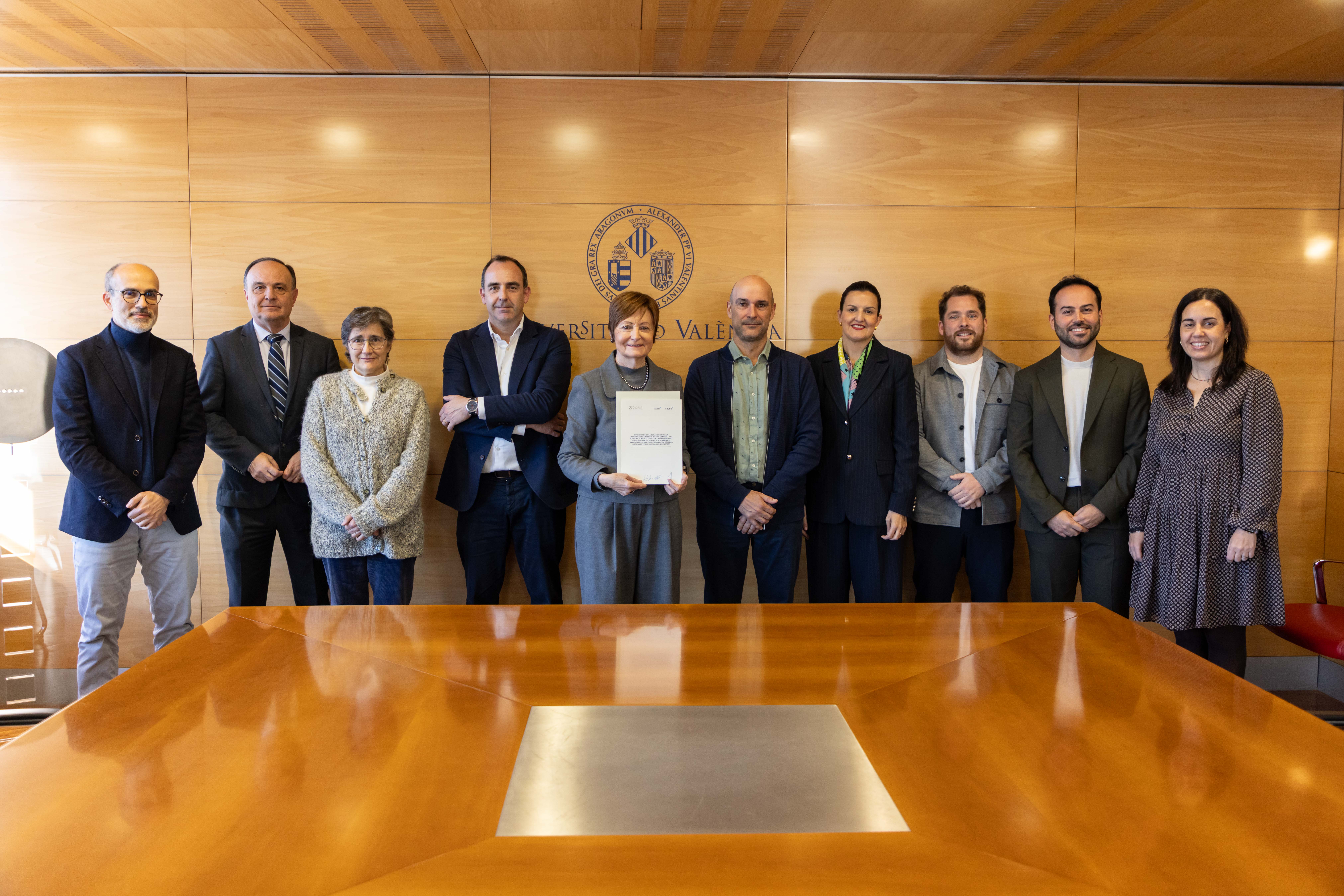 Firma del convenio en la Universitat de València