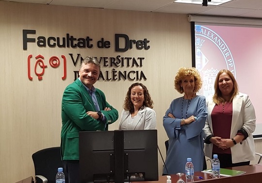 Silvia Barona y otras personas en el encuentro de juristas 2021.
