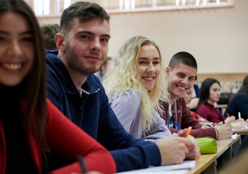Grup d'estudiants a l'aula