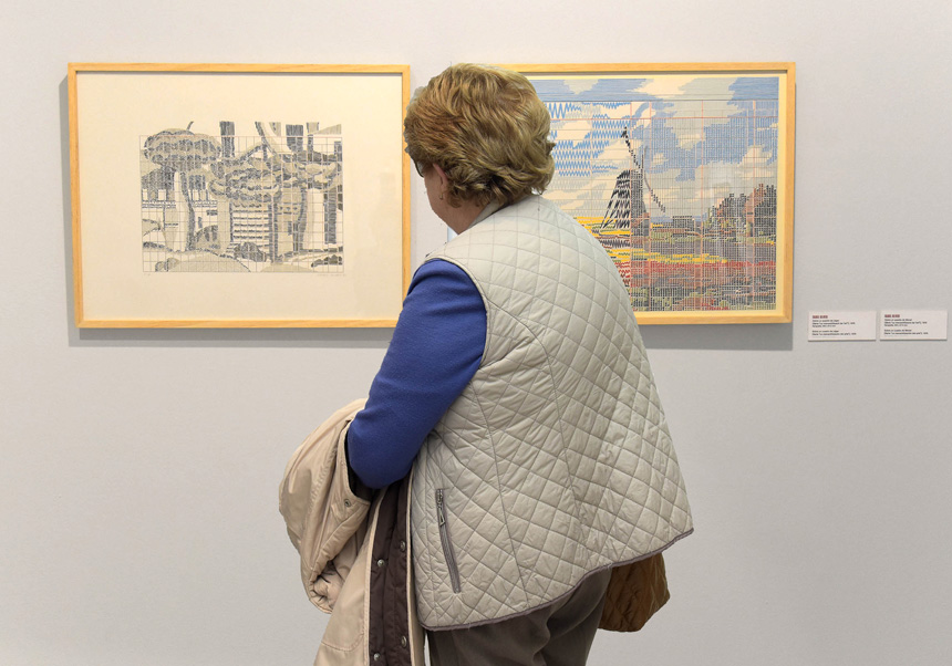 Mujer visitando la exposición 'Arte, dolor y compromiso' en Sagunto