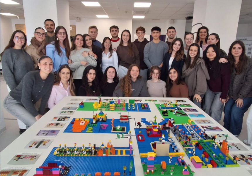 Alumnes posant després d'una sessió de la metodologia Llec *Serious *Play®