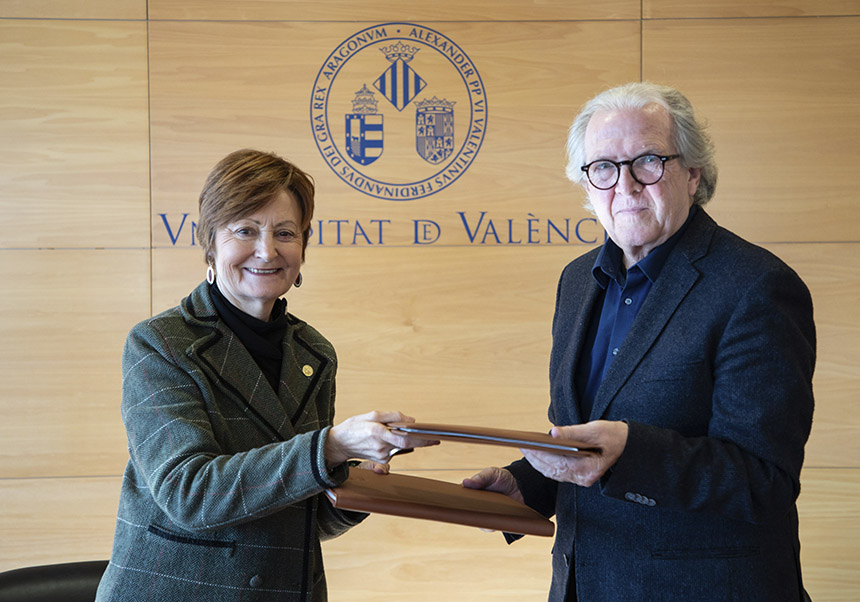 La rectora y Joan Romero durante la firma de la donación