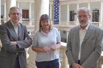 Amparo Mañés con el rector Esteban Morcillo i el vicerector de cultura i Igualtat Antonio Ariño