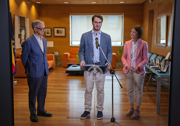 César Fuster pronuncia unes paraules acompanyat de la rectora (a la dreta de la imatge) i el president de la fundació (a l'esquerra de la imatge)