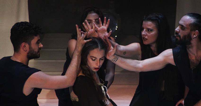 Tres bailarines y dos bailarinas actuando