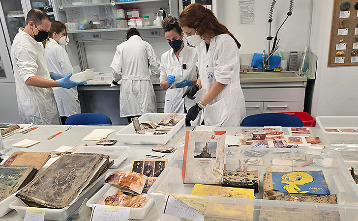 Un equip de la Universitat recupera fotos danyades durant la dana
