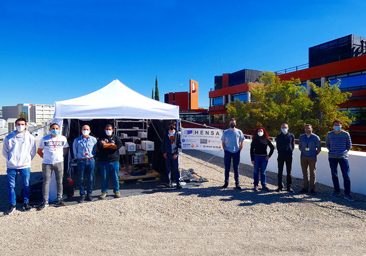 L’equip de HENSA, amb els detectors instal·lats al terrat de la nau experimental de l’IFIC