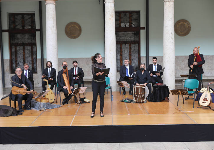 Reliquiae. Capella de Ministrers y el coro Lluís Vich Vocalis, en el claustro de La Nau. Foto: Eduardo Alapont.