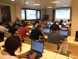 alumnos Facultat d'Economia matriculándose