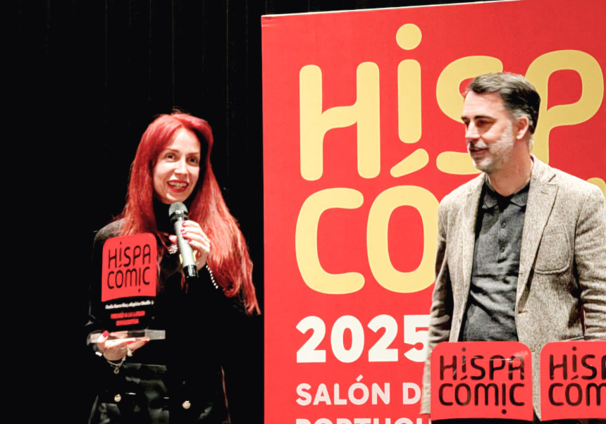 Noelia Ibarra recibe el premio en Hispacómic.