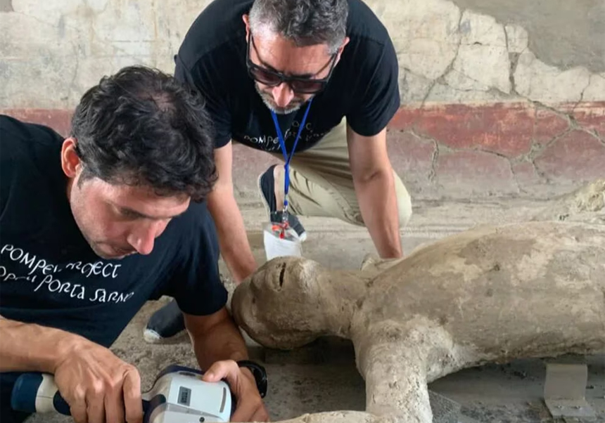 Gianni Gallello analiza los huesos de los calcos de Pompeya