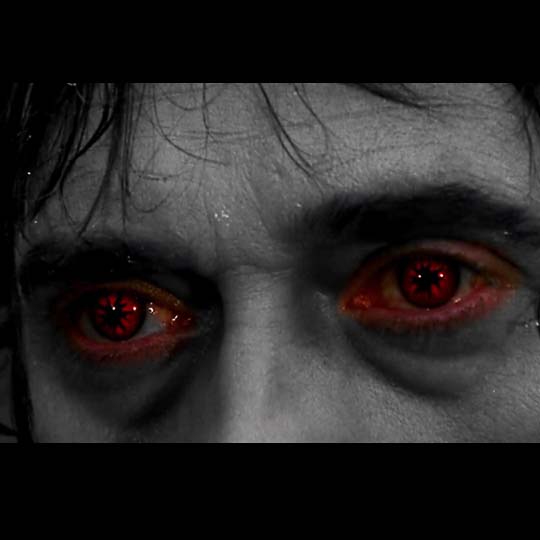 Detall de la cara d'un home amb els ulls rojos