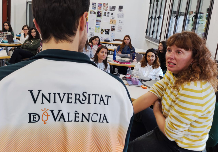 María Pareja conversa amb un estudiant