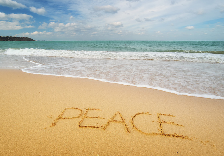 Palabra de paz en la costa arenosa del mar.