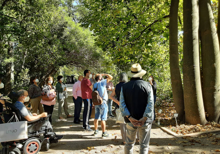 Un moment de la visita d'Alumni UV al Jardí Botànic de la Universitat de València.