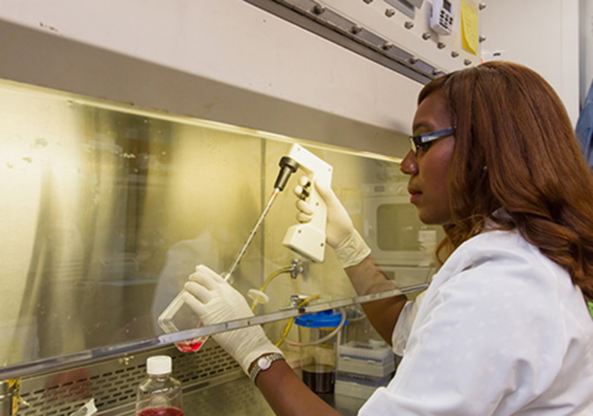 Una investigadora en un laboratorio